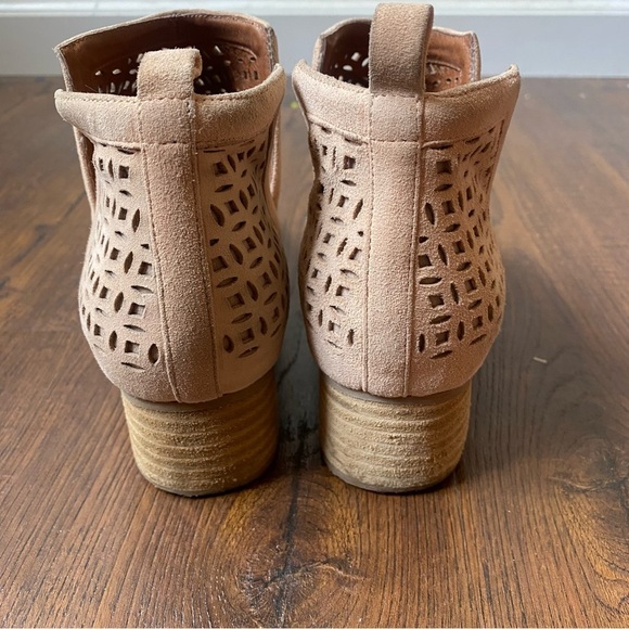 Jeffrey Campbell Tagloni Tan Beige Laser Cut Suede Boho Festival Booties SZ 7 - Picture 6 of 12